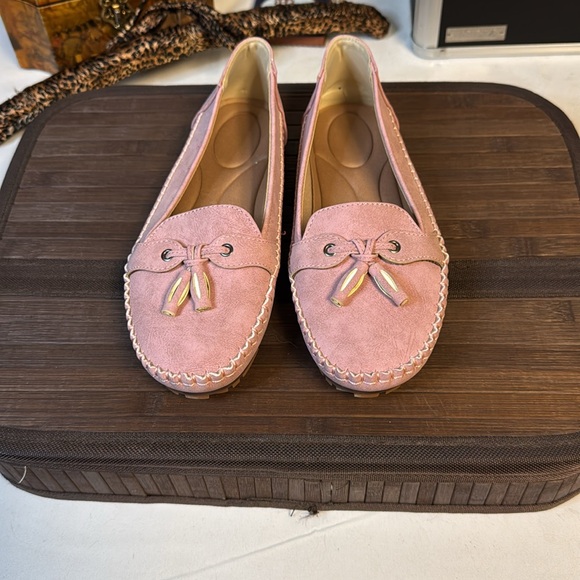 Rose slip ons!! NWOB Never worn. Size 8
Trendy house slippers - Picture 3 of 9